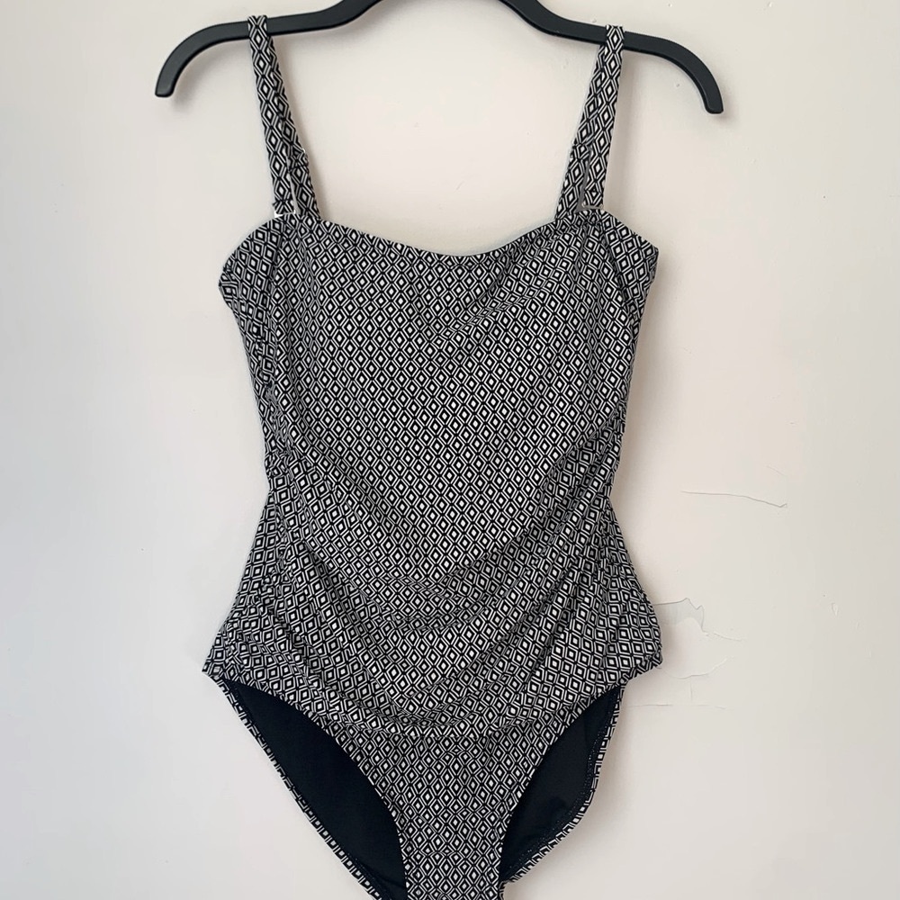 New DKNY Ruched Diamond One Piece Swimsuit Modest Black & White